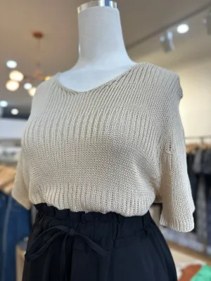 V-neck short sleeve knit top